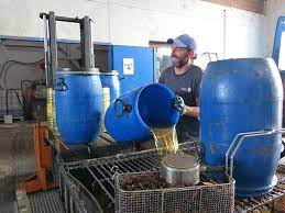 Devant les fluctuations des prix du pétrole, ce carburant alternatif jugé plus. Oleron Carbure A L Huile De Friture Recyclee Le Site Du Journal L Age De Faire