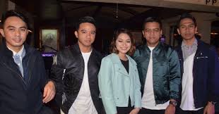 Okezone celebrity menyajikan kabar info berita selebritis artis gosip musik film terhangat nasional dan internasional terkini di indonesia Lagu Baru Geisha Bersama Vokalis Baru Tembus Tangga Lagu Indonesia Okezone Celebrity