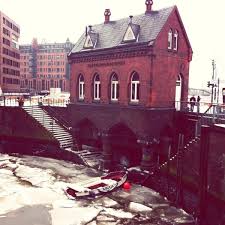 Zollgebäude, feuerwache, café und restaurant sowie drehort für die pfefferkörner. Fotos Bei Fleetschlosschen Bar In Hamburg