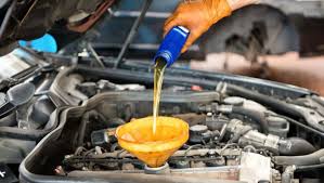 أضرار كبيرة يسببها زيادة زيت المحرك وأضرار أخرى يسببها تأخر التغيير