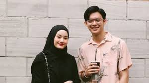 Dinda hauw telah resmi menikah dengan rey mbayang. Wadaw Ini Alasan Dinda Hauw Terima Lamaran Rey Mbayang Hindari Zina Herstory