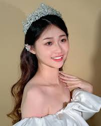 10.09 Bridal •Crystal Goh 我看到这一幕，心里满是满足💖。 那一瞬间被拍下，等我在剪辑影片时才发现，  这一幕是如此珍贵呢📸。 给新娘戴上皇冠的那一刻， 她的脸上先是惊讶😲， 随即流露出欣赏的神情😍， 最后绽放出甜美而温柔的笑容😊，  那一刻我都觉得好感动哦 ...