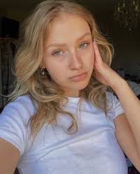 Alexis Nutt's Instagram, Twitter & Facebook