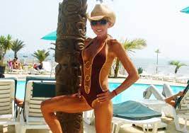 Su nombre es alejandra de la fuente, hija de la presentadora laura bozzo, es adicta a las selfies y quiere ser la próxima kim kardashian. Laura Bozzo Publica Atrevida Foto En Instagram