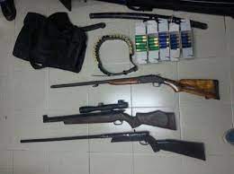 Polis merampas selaras senapang angin buatan sendiri, sebuah bekas mengandungi peluru bearing dan sebuah compressor freezer daripada suspek, katanya kepada pemberita hari ini. Senapang Buatan Sendiri Antara Tiga Senjata Api Dirampas