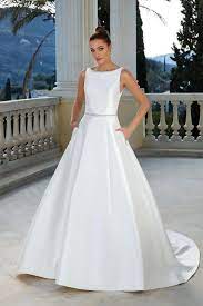 Die farbe von kleid ist cappuccino ,passend dazu einen reifen rock,tasche,jacke 85,00 vb. Brautkleid Im Prinzess Stil Mit Rundhals Ausschnitt Taschen Schleppe Und Strassdetails Von Justin Alexander Modell 88109 Heiraten Mit Braut De