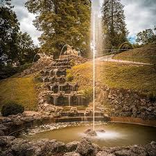 Heute Mal Ein Quiz Diese Kaskaden Und Der Brunnen Wo Findet Man Den Today A Quiz Those Cascades And This Fountain Where Are Th Fountain Outdoor Waterfall