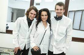 Variace na paganiniho téma filip kratochvíl (akordeon) vánoční koncert kladenského gymnázia 18.12.2014. Lucie Bila Zamestnala Ve Svem Divadle Syna I Jeho Nevlastniho Bratra Idnes Cz