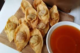 Di indonesia, isi pangsit terutama dibuat dari udang atau campuran daging ayam dan udang dengan tambahan jahe, bawang bombay atau bawang putih yang di indonesia juga dikenal dengan goreng kuli pangsit tanpa isi. Resep Pangsit Goreng Isi Babi Yang Gurihnya Dijamin Bikin Nagih