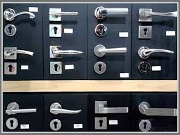20 kumpulan model handle pintu minimalis contoh desain handle pintu minimalis siapa yang sangka bila desain yang indah dan menarik ternyata dapat juga diterapkan pada komponen kecil seperti gagang atau yang disebut handle pintu ya komponen ini adalah salah satu bagian yang begitu. Hal Ini Perlu Anda Pertimbangkan Sebelum Membeli Handle Pintu Blog Qhomemart