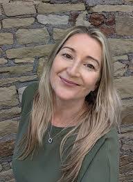 Julia Brook's Instagram, Twitter & Facebook