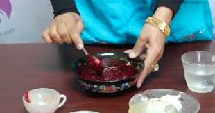 طريقة عمل صبغة حنة للشعر باللون الاحمر دم الغزال Recipes Food Saute Pan