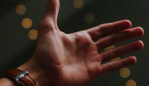 Dan tangan kanan diletakkan di bawah pipi kanan. 7 Jenis Garis Tangan Calon Orang Kaya Tokopedia Blog