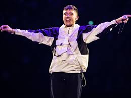 Lil' kleine bracht op 26 mei 2017 zijn langverwachte, tweede soloplaat 'alleen' uit. Rapper Lil Kleine Nacht In Cel Na Aangifte Mishandeling Vriendin Op Ibiza Nos