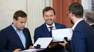 Galla miklós tagadja a nyilvános meztelenkedést és rágalmakról beszél. Fajdalmas Pofon Csattant Galla Miklos Arcan A Politika Artatlan Aldozatava Valtam Eloszor Jo Otletnek Tunt Csak Jott Egy Telefon Varosi Kurir