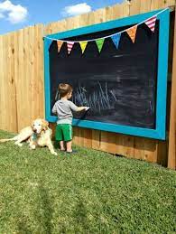 7 ideeen voor een speelplek in de tuin voor kinderen go mommy go buiten krijtbord achtertuin hekken diy achtertuin