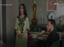 وفي مطلع تسعينيات القرن العشرين بدأت أول الخطوات الفنية خلال المشاركات الصغيرة بالأعمال التلفزيونية، وكان هذا أثناء دراستها في المعهد. Ø¬Ø¨Ø±ÙˆØª Ø§Ù…Ø±Ø£Ø© Ø±ÙˆØ¬ÙŠÙ†Ø§ ØªØªÙ‚Ù† Ø¯ÙˆØ± Ø§Ù„Ù…Ø¹Ù„Ù…Ø© ÙˆØªØ§Ø¬Ø±Ø© Ø§Ù„Ù…Ø®Ø¯Ø±Ø§Øª ÙÙ‰ Ø§Ù„Ø¨Ø±Ù†Ø³ Ø¹ÙŠÙ†