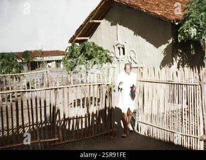 Mahatma Gandhi in front of his hut in Sevagram Ashram at Wardha, Maharashtra, India, Asia, old vintage 1900s picture Stock Photo - Alamy