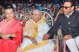 Rakhee Gulzar Is Unrecognizable As She Makes A Rare Public Appearance Rakhee gulzar date of birth, biodata, education rakhi bollywood stars timeless beauty indian actresses mona lisa artwork.