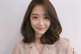 Kalau kamu punya rambut panjang yang lurus dan ingin membuatnya menjadi messy, coba tambahkan sedikit efek wavy seperti pada gambar di atas. 7 Model Rambut Pendek Wanita Korea Yang Tren Di Tahun 2021