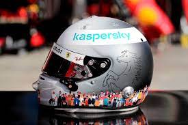 Wieviel vettels sieg im titelrennen wert ist, wird sich zeigen. Formel 1 Sieht So Vettels Neuer Aston Martin Helm Aus F1 Insider Com