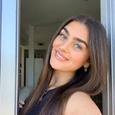 Laura Kunz's Instagram, Twitter & Facebook