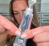 Lip filler without the needle in just 3 minutes?! Yes please. Using the new  @rocskincare Lip Volumizer #roc_partner #rocskincare #skincare  #lipvolumizer #lipplumper