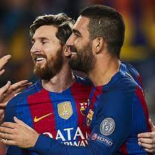 Lionel messi basketbol topuyla atış yaptığı sırada arda turan terlik fırlatarak arjantinli yıldızı şaşırtmaya çalıştı. Lionel Messi Den Arda Turan A 10 Gun Sonra Veda Mesaji Spor Haberleri