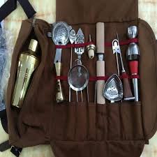 En modern şurup dökücü, buz kalıbı, bar konteyner, koktely shaker & süzgeç, jigger, bar kaşığı, bar mat, mojito tokmağı, kırılmaz bardak, shot servis barmen seti, şov şişesi, sıkacak ve birçok ekipman seçeneklerini çeşitli renkler, stiller ve şekiller içinde beğendiğiniz satın alabilir her pazara hitap ürün. Profesyonel Barmen Araclarinda Alet Kombinasyonu Cantasi Genelinde Bar Kiti Kokteyl Shaker Seti