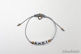 Größenverstellbaren verschluss für deine selbstgemachten armbänder knoten um einen eigenen verschluss für deine armbänder zu machen, brauchst du nicht viel. Diy Armband Mit Buchstabenperlen Und Makramee Verschluss Schonallerliebst