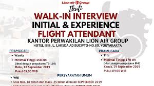 Seorang pramugari menenangkan bayi yang menangis dalam penerbangan lion air. Lion Air Group Buka Lowongan Kerja Untuk Pramugari Pramugara Topcareerid