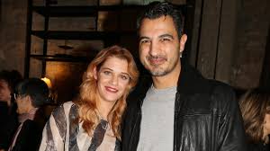 Σῶμα • (sôma) n (genitive σώματος); Tzenh 8ewna Dhmos Anastasiadhs Toys Episkef8hke Xaramata Khpoyros Znews
