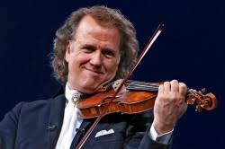 „aș dori să le mulțumesc tuturor fanilor noștri minunați din românia pentru primirea călduroasă și pentru reacția absolut minunată de astăzi! Andre Rieu SusÅ£ine IncÄƒ Un Concert In Cluj Napoca Europa Fm