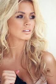 Danielle Levasseur's Instagram, Twitter & Facebook