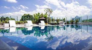 Hotel ini dilengkapi dengan wifi gratis, kolam renang, dan meeting room. 15 Hotel Di Bandung Dengan Kolam Renang Cantik Tarif Mulai Rp 300 Ribuan