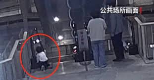 济南一商场内儿童从四楼坠落身亡盘点商场里那些“隐秘的风险”-腾讯新闻