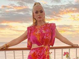Katy perry revealed that she and fiancé orlando bloom are expecting their first child together in the music video for her new single, never worn songs. Katy Perry Reacts To A Fake Viral Video Of Italian Neighbourhood Singing Her Song Roar Here S What She Tweeted English Movie News Times Of India