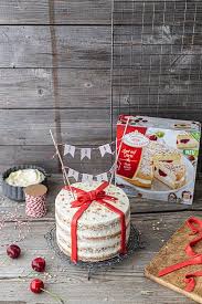 Mit dem markteintritt von dr. Geschenktorte Mit Roter Fondantschleife Fertigkuchen Kuchen Und Torten Dessert Im Glas Einfach