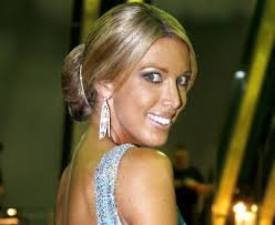 Ma 50 lat. Nie przypomina dawnej siebie. Tak zmieniła się Isis Gee