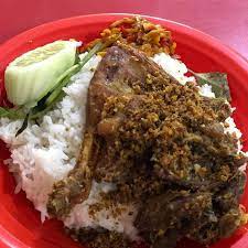 Bahan dagingnya adalah daging ayam atau kambing, dengan bumbu kecap manis dan gula jawa, dicampur bawang putih, bawang goreng, kacang tanah goreng yang sudah dihaluskan, petis, kemiri, dan garam. 8 Tempat Makan Menikmati Kuliner Bebek Di Surabaya Surabaya Liputan6 Com