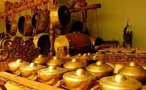 Gamelan adalah alat musik yang terbuat dari bahan logam, gamelan berasal dari daerah jawa tengah, yogyakarta, jawa timur juga di jawa barat disebut dengan degung dan di bali disebut gamelan bali. Alat Musik Gamelan Sejarah Pengertian Macam Jenisnya