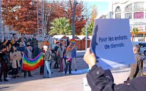 Heureux ou inquiet face à l'arrivée de la pma pour toutes ? Pau Les Manifestants Anti Et Pro Extension De La Pma Face A Face Place Clemenceau La Republique Des Pyrenees Fr