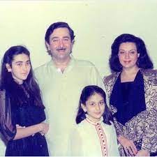 10 Rare Childhood Pictures Of Karisma And Kareena Kapoor Bollywood Celebrities Bollywood Pictures Kareena Kapoor