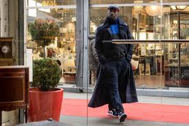 Omar talks about growing up watching american tv shows in france, learning english by watching the kardashians, and the popularity of his show lupin. Lupin Omar Sy Es El Ladron Mejor Vestido En El Thriller De Netflix Gq Mexico Y Latinoamerica