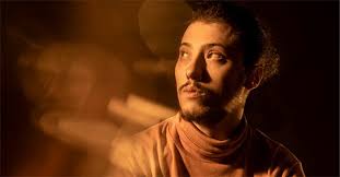 Immigrant apresenta diretor de cena