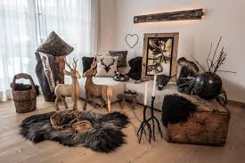 Holz Hirsch Fell Und Accessoires In Einer Farbpalette Alpenstyle At Home Chalet Design Wohnideen Dekoration Holztisch Garten