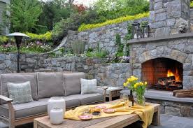 Grillkamin Aus Stein Das Absolute Highlight Im Garten Kleiner Hinterhof Landschaftsbau Kleinen Hinterhofen Und Terassenentwurf