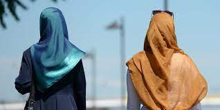 Vom arzt erhalten sie in der regel drei blätter. Kommentar Leben Mit Und Ohne Kopftuch Allah Hat Nichts Gegen Damenfrisuren Taz De