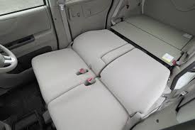 n box 独自のシートアレンジ ベッドモード 右写真は助手席側からフルフラットにしたシートを見た様子です 大人2人が足を伸ばして横になれる広さがあります 左写真はメーカーウェブサイトより抜粋 軽自動車 車 車中泊