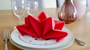 Pour votre repas de noël. Pliage De Serviette En Forme D Etoile Dresser La Table Diy
